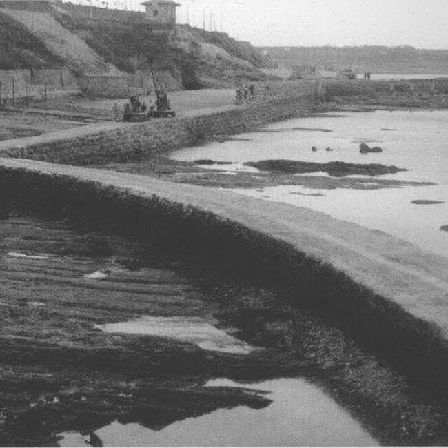 [1947] - Labores de construcción de la playa del Camello en Santander