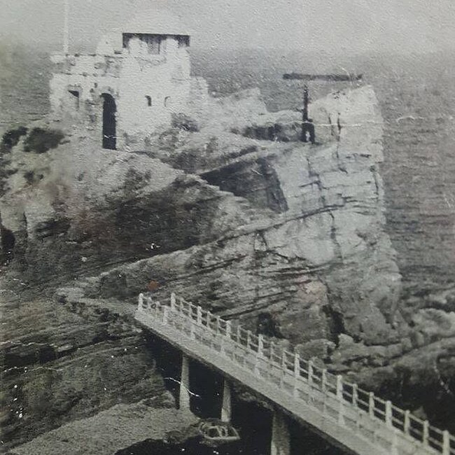 Puente de acceso a la caseta de los Prácticos del Puerto en el Camello