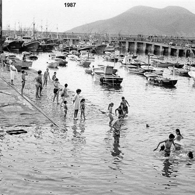 [1987] - Niños bañándose en Laredo