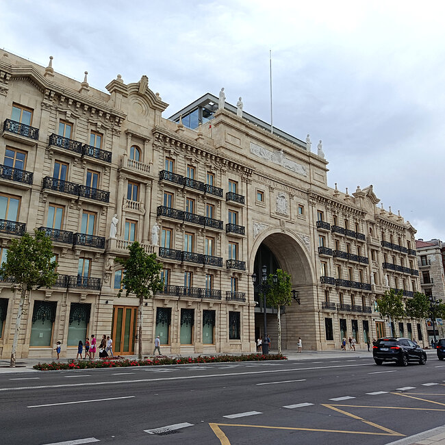 [2026] - Fachada de la sede del Banco Santander tras su restauración