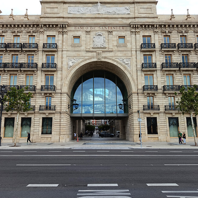 [2026] - Pasarela del arco de la sede del Banco Santander