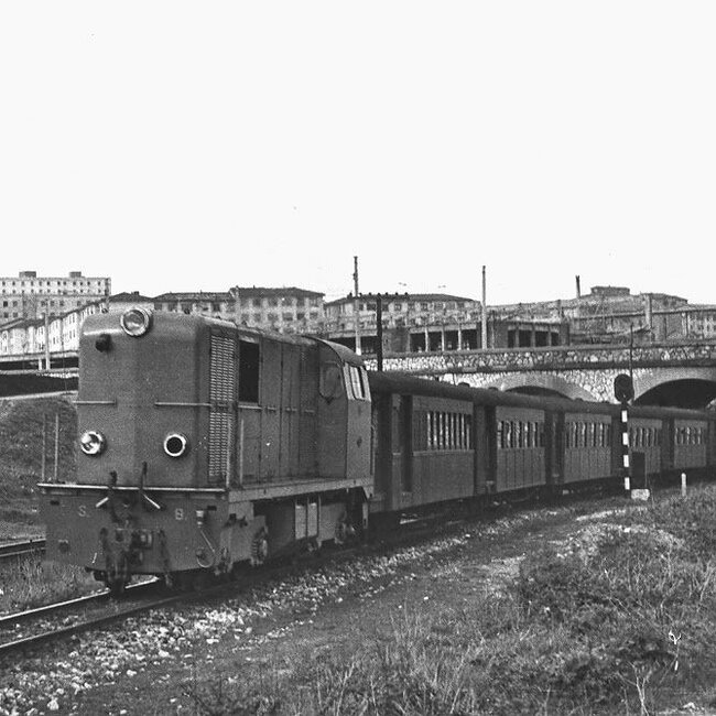 Tren llegando al actual apeadero de Valdecilla en los años 60