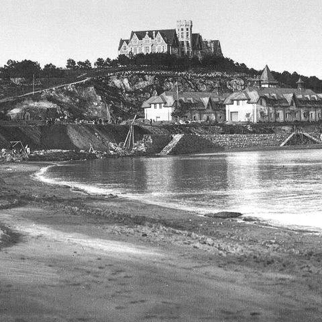 Construcción del muro de la Playa de La Magdalena en los años 20