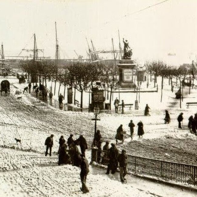 [1884] - Antigua plaza de la Dársena, con el monumento a Velarde