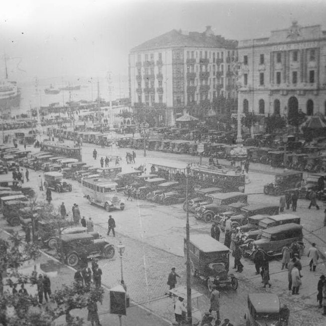 [1930] - Recibimiento de pasajeros en la plaza de Farolas de Santander