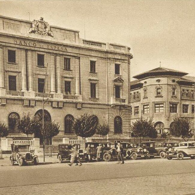 Banco de España situado al lado de la plaza de Farolas