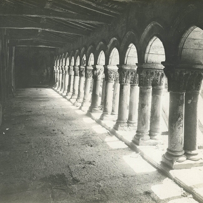 Claustro de la Colegiata de Santillana del Mar