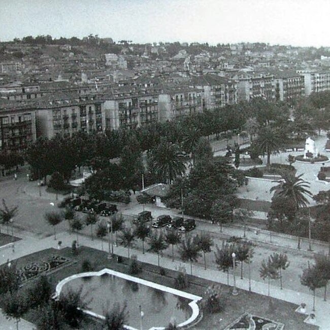 [1952] - La plaza de Farolas reconstruida con un estanque tras el incendio de 1941