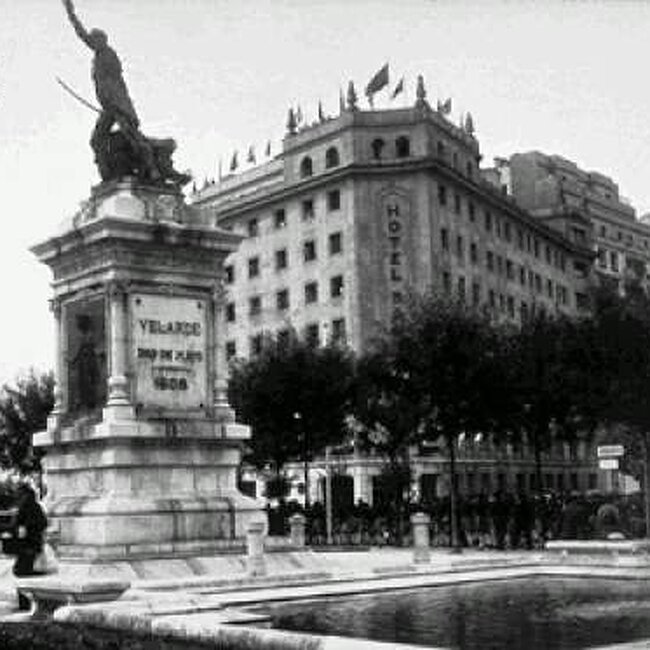 [1954] - Estatua de Velarde trasladada a la plaza de Farolas