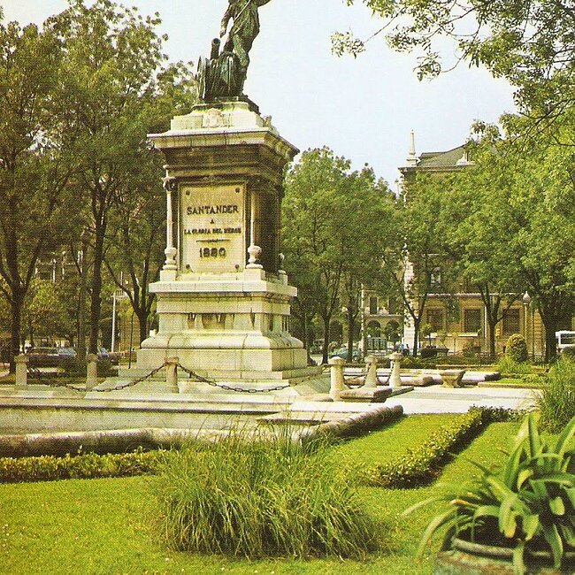 [1977] - Estatua de Velarde situada en la plaza de Farolas en los años 70