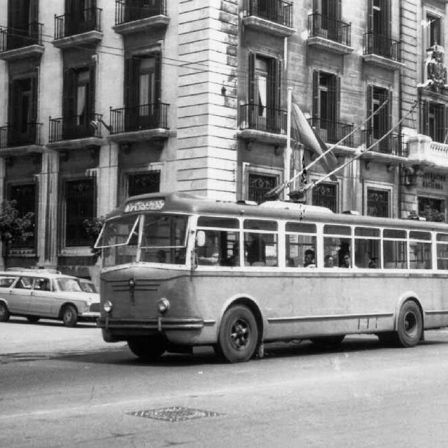 Antiguo trolebus circulando por Santander