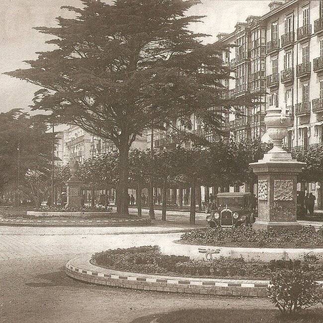 Jarrones de los jardines del paseo de Pereda en los años 30