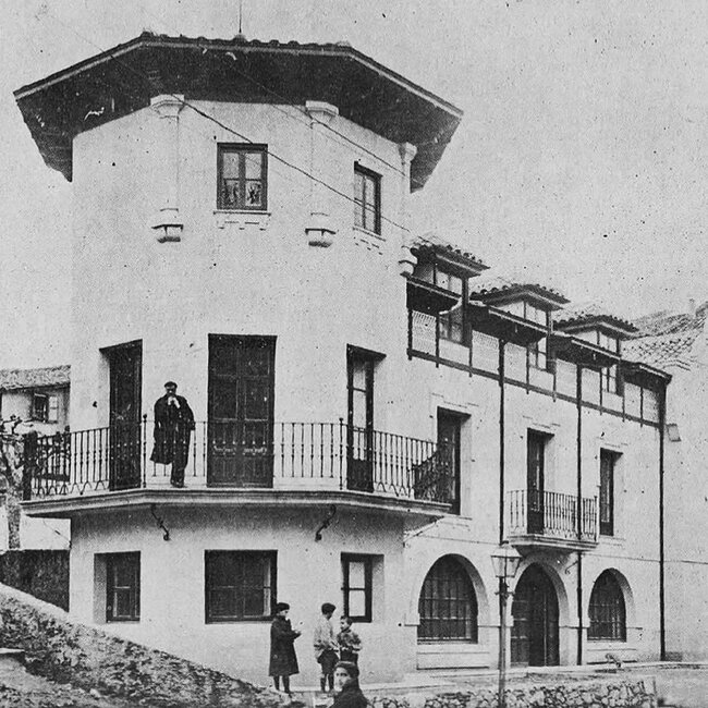 Foto antigua de la Gota de Leche (1).jpg