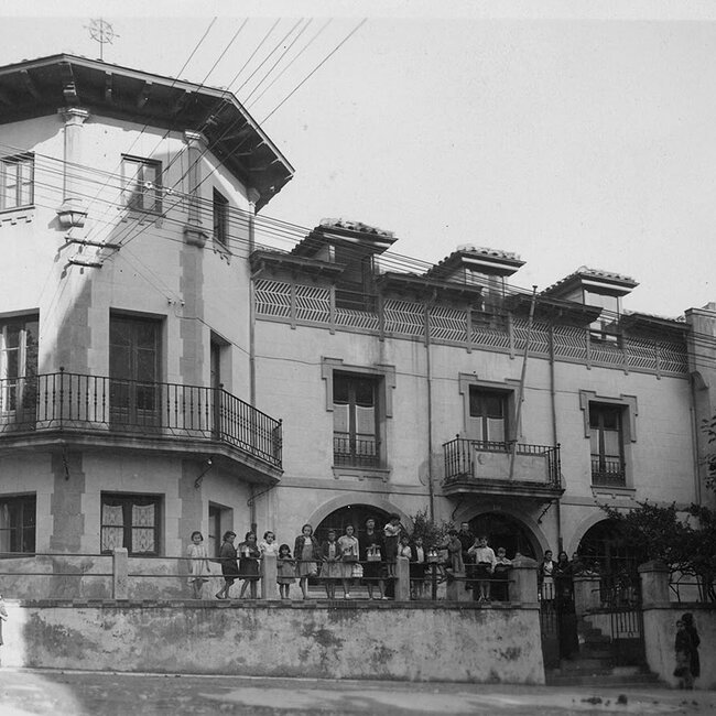 Foto antigua de la Gota de Leche (2).jpg