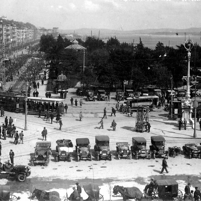 Foto antigua de la Plaza de las Farolas (2).jpg