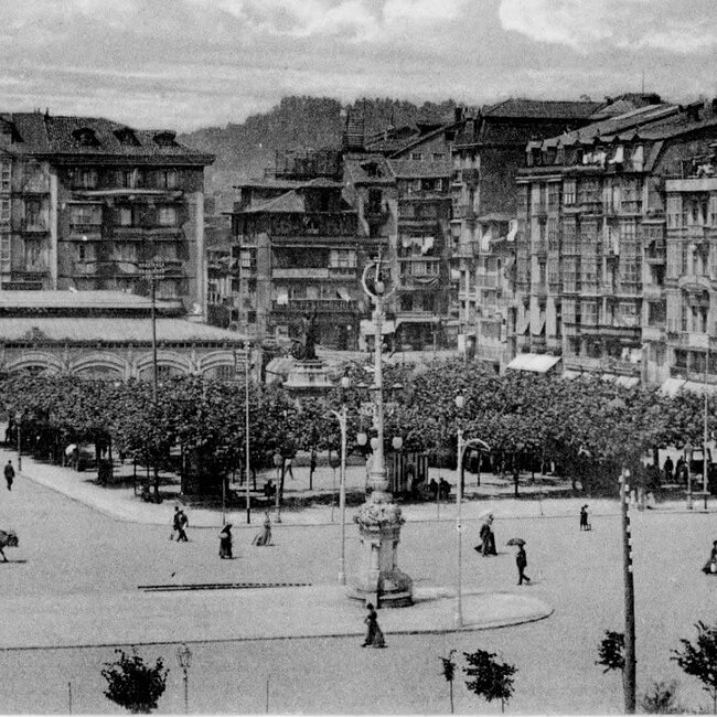 Foto antigua de la Plaza de las Farolas (8).jpg