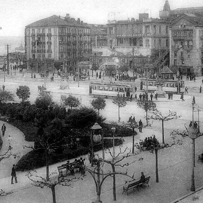 Foto antigua de la Plaza de las Farolas (14).jpg