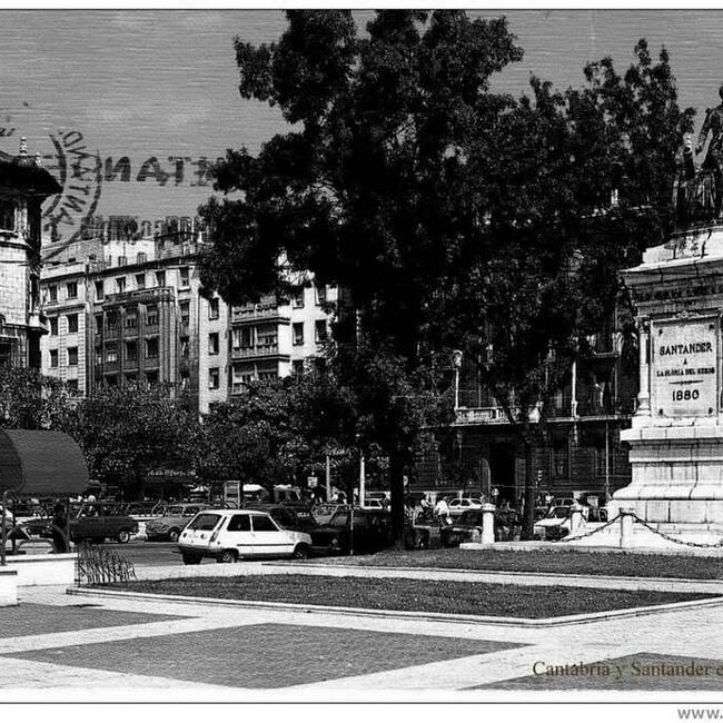Foto antigua de la Plaza de las Farolas (16).jpg