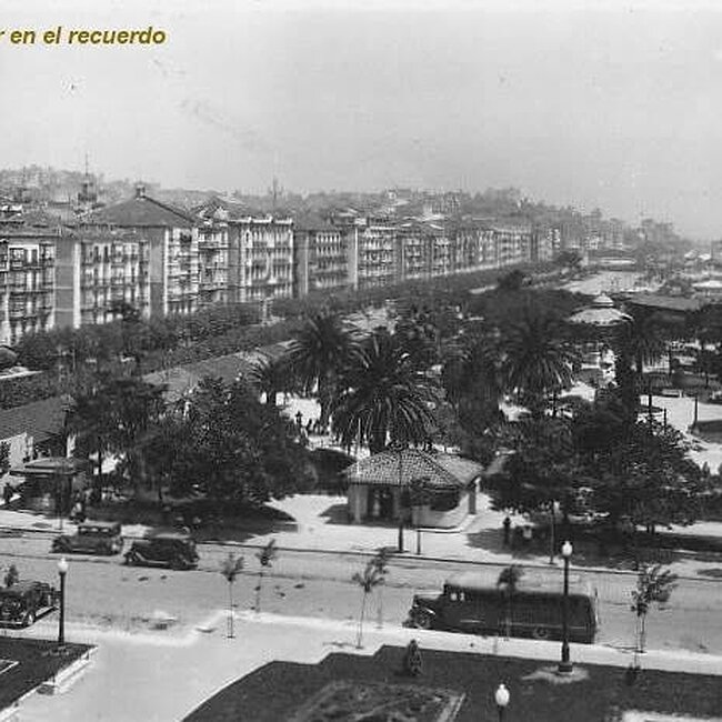 Foto antigua de la Plaza de las Farolas (25).jpg