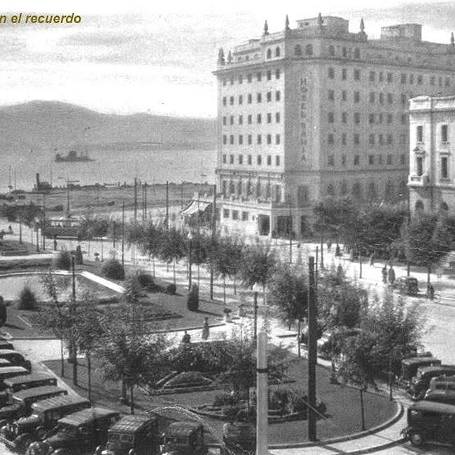 Foto antigua de la Plaza de las Farolas (35).jpg