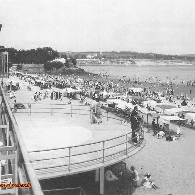 Foto antigua de la primera playa del Sardinero (1).jpg