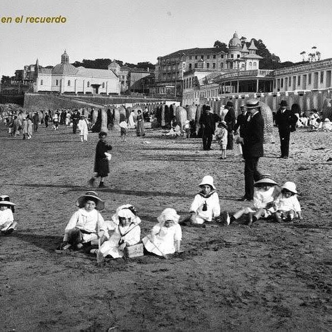 Foto antigua de la primera playa del Sardinero (64).jpg