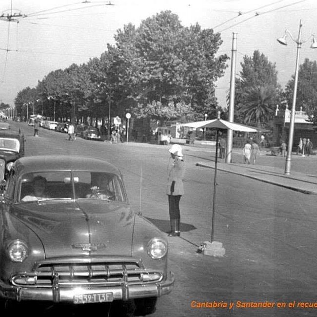 Foto antigua del Paseo Pereda (17).jpg