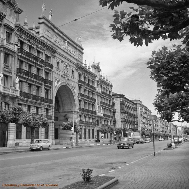Foto antigua del Paseo Pereda (24).jpg