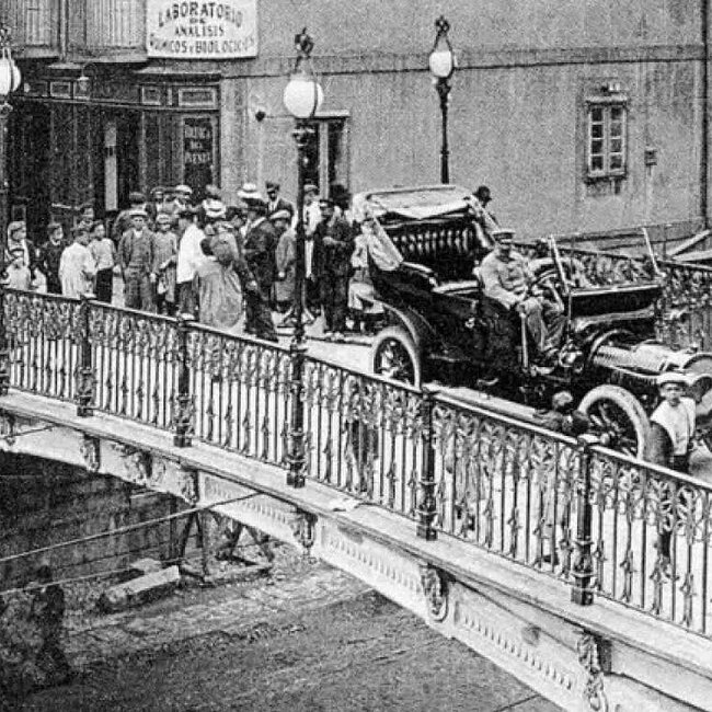 Foto antigua de la Botica del Puente (1).jpg