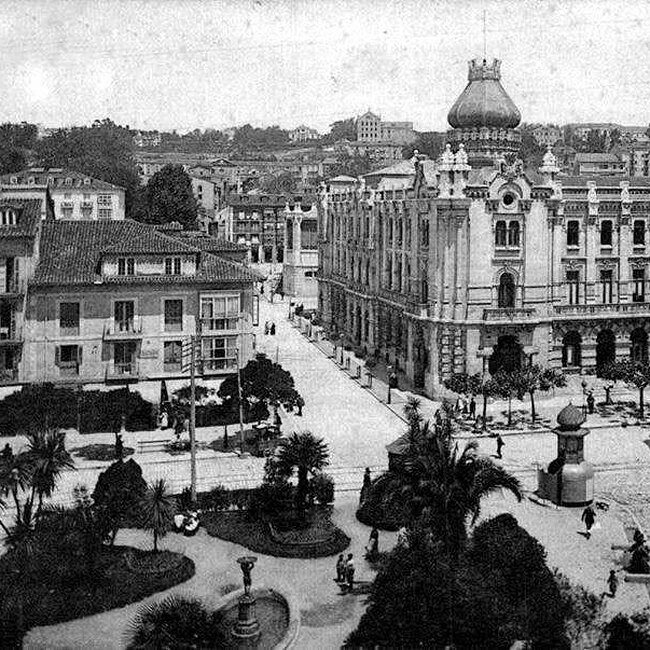Foto antigua de la plaza del Ayuntamiento (2).jpg
