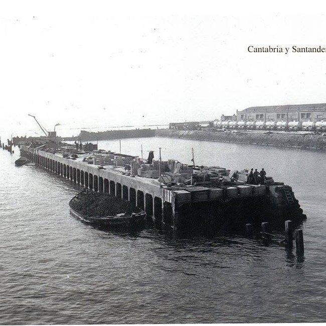 Foto antigua del muelle de Maliaño (12).jpg