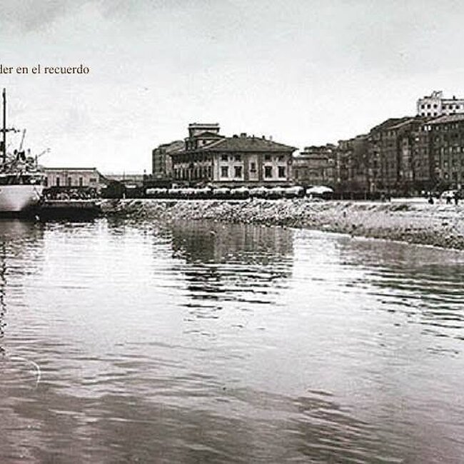 Foto antigua del muelle de Maliaño (21).jpg