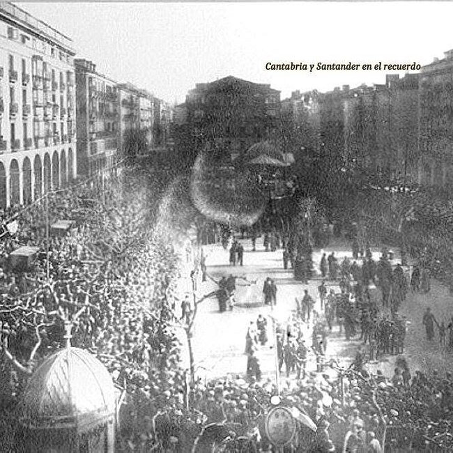 Foto antigua de la plaza Pombo (2).jpg