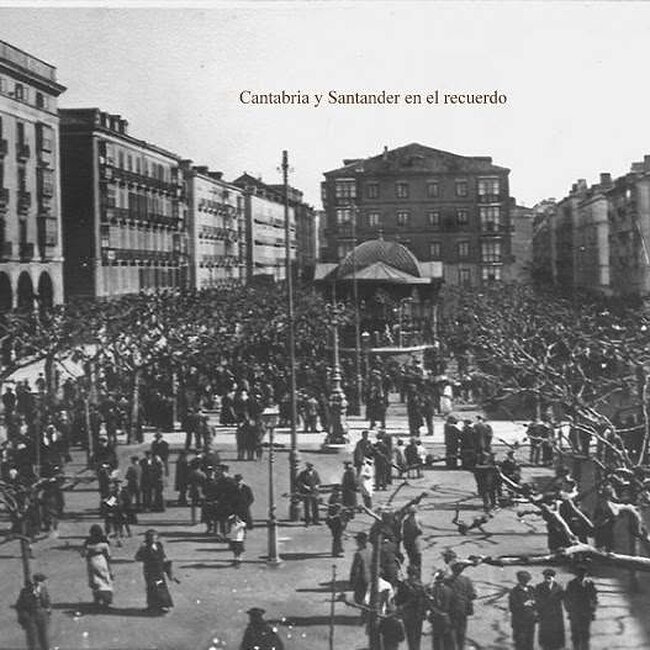 Foto antigua de la plaza Pombo (7).jpg