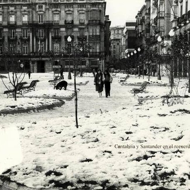 Foto antigua de la plaza Pombo (10).jpg