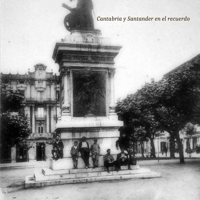 Foto antigua de la plaza Pombo (12).jpg