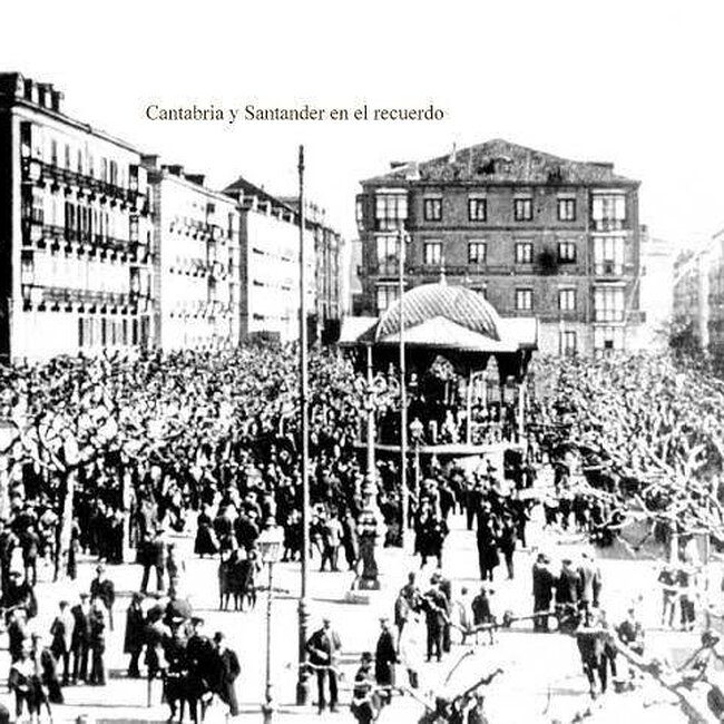 Foto antigua de la plaza Pombo (13).jpg