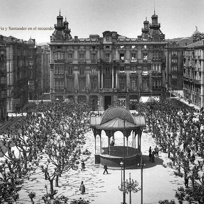 Foto antigua de la plaza Pombo (16).jpg