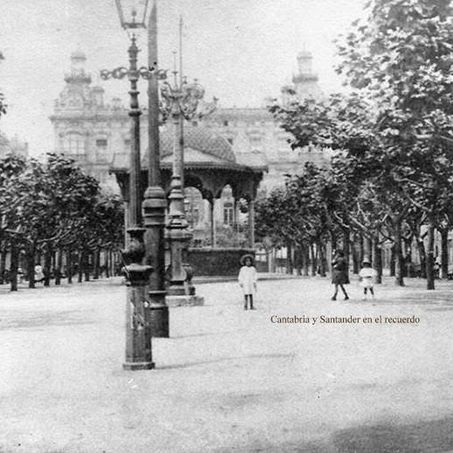 Foto antigua de la plaza Pombo (21).jpg
