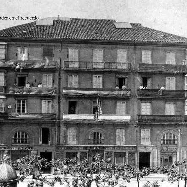 Foto antigua de la plaza Pombo (23).jpg