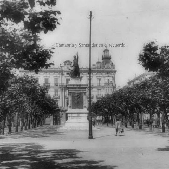 Foto antigua de la plaza Pombo (25).jpg