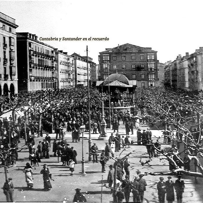 Foto antigua de la plaza Pombo (26).jpg