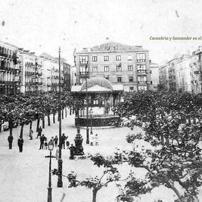 Foto antigua de la plaza Pombo (27).jpg
