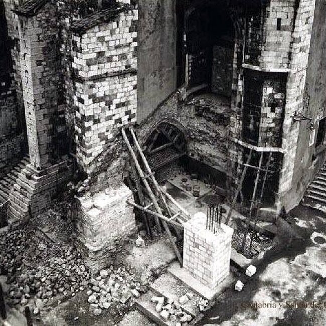 Entrada de la Catedral de Santander afectada tras el incendio de 1941