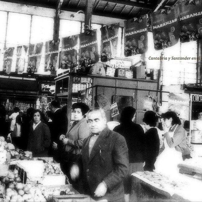 Puestos de venta del interior del Mercado de la Esperanza