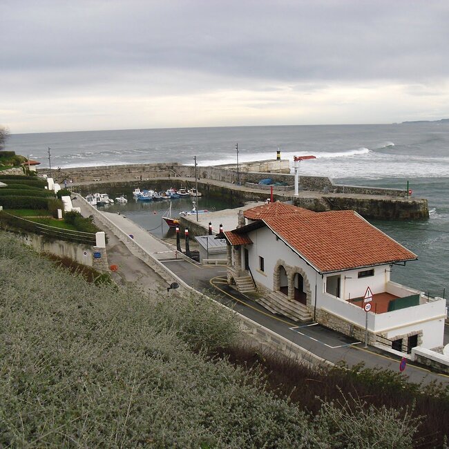 [c. 2016] - Puerto pesquero de Comillas protegido por sus diques