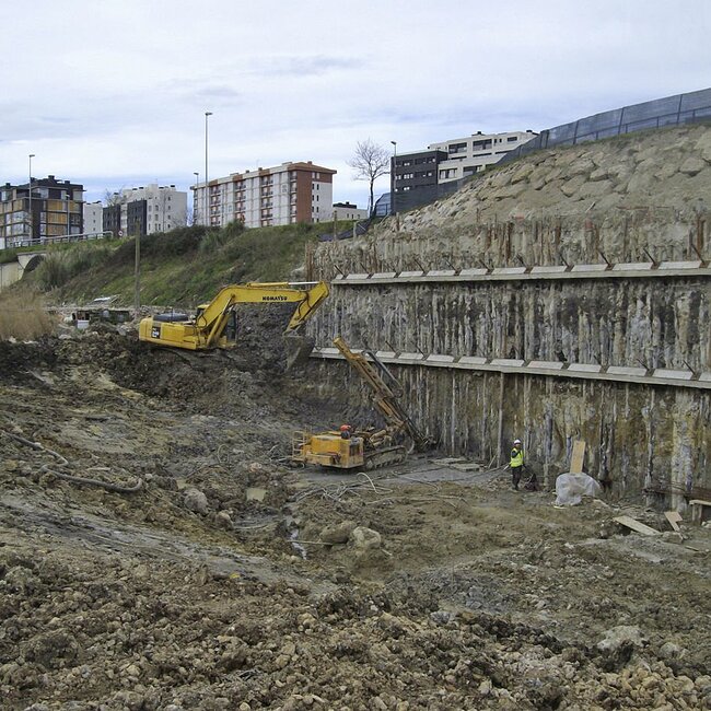 Construcción del muro de micropilotes de estribo del puente de Las Llamas