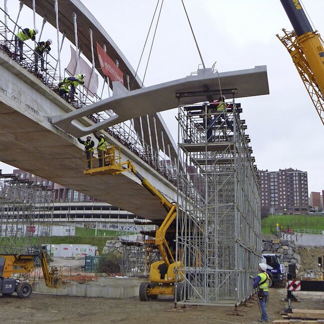 Colocación de jabalcones durante la construcción del puente de Las Llamas