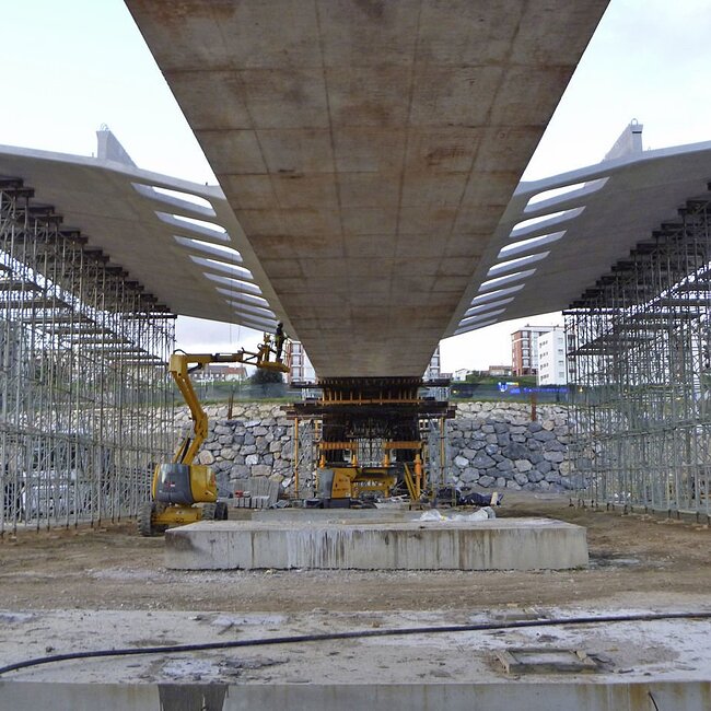 Jabalcones voladizos durante la construcción del puente de Las Llamas