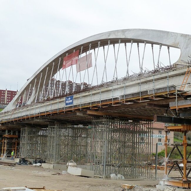 Vista general de los trabajos de construcción del puente de Las Llamas
